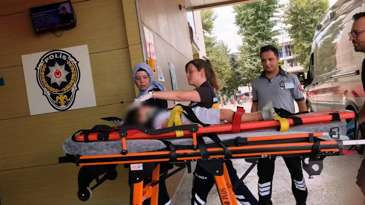Bursa'da demir kapının altında kalan 3 yaşındaki çocuk ağır yaralandı