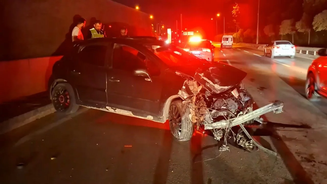 Bursa'da korkutan kaza! Baz istasyonuna çarpan otomobil hurdaya döndü