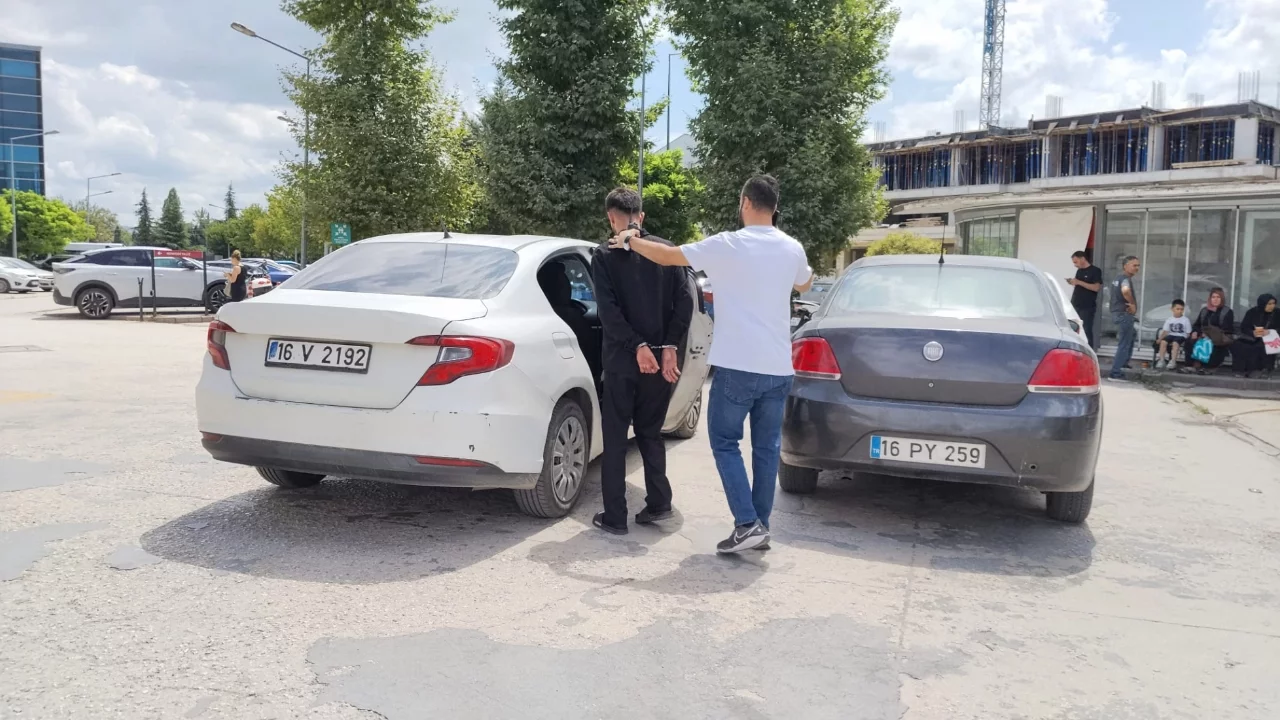 Bursa'da kovalamaca sonucu durdurulan araçtan 20 bin sentetik ecza hap çıktı