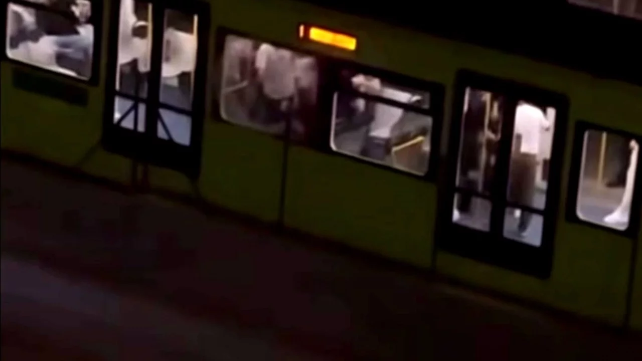 Bursa'da metro istasyonunda tekmeli yumruklu kavga!