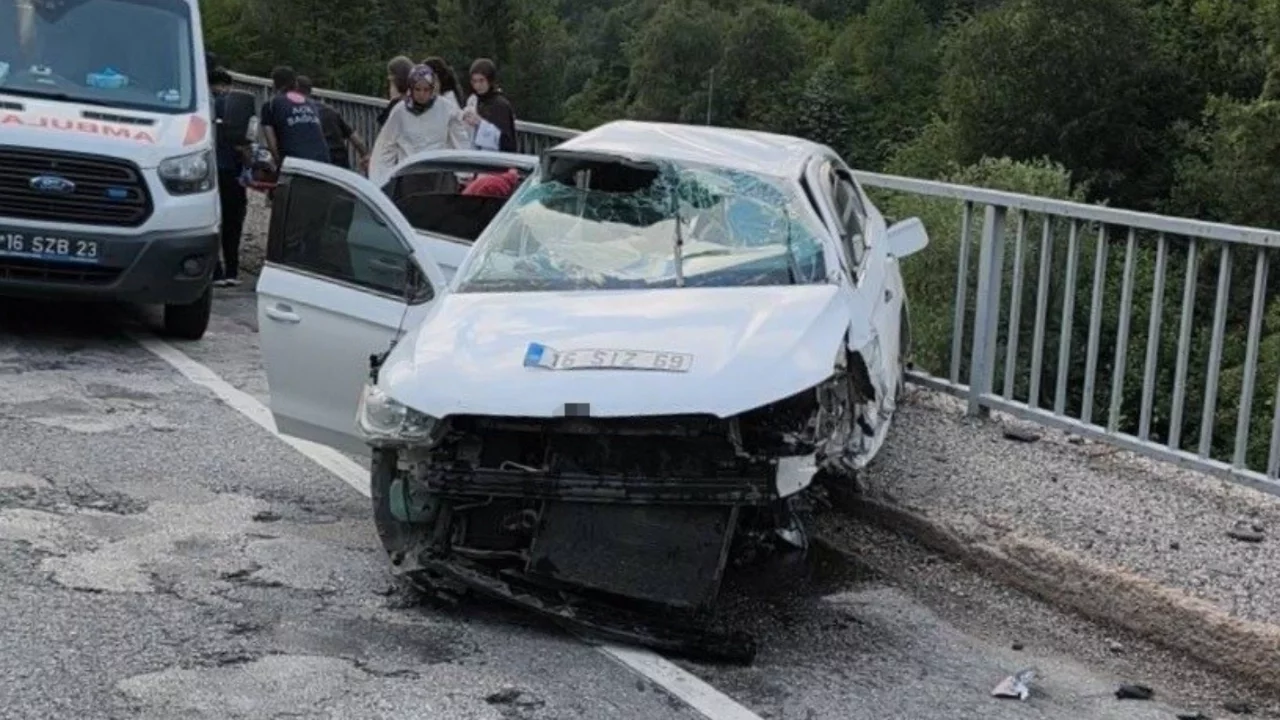 Bursa'da otomobil bariyerlere çarptı! Yaralılar var...