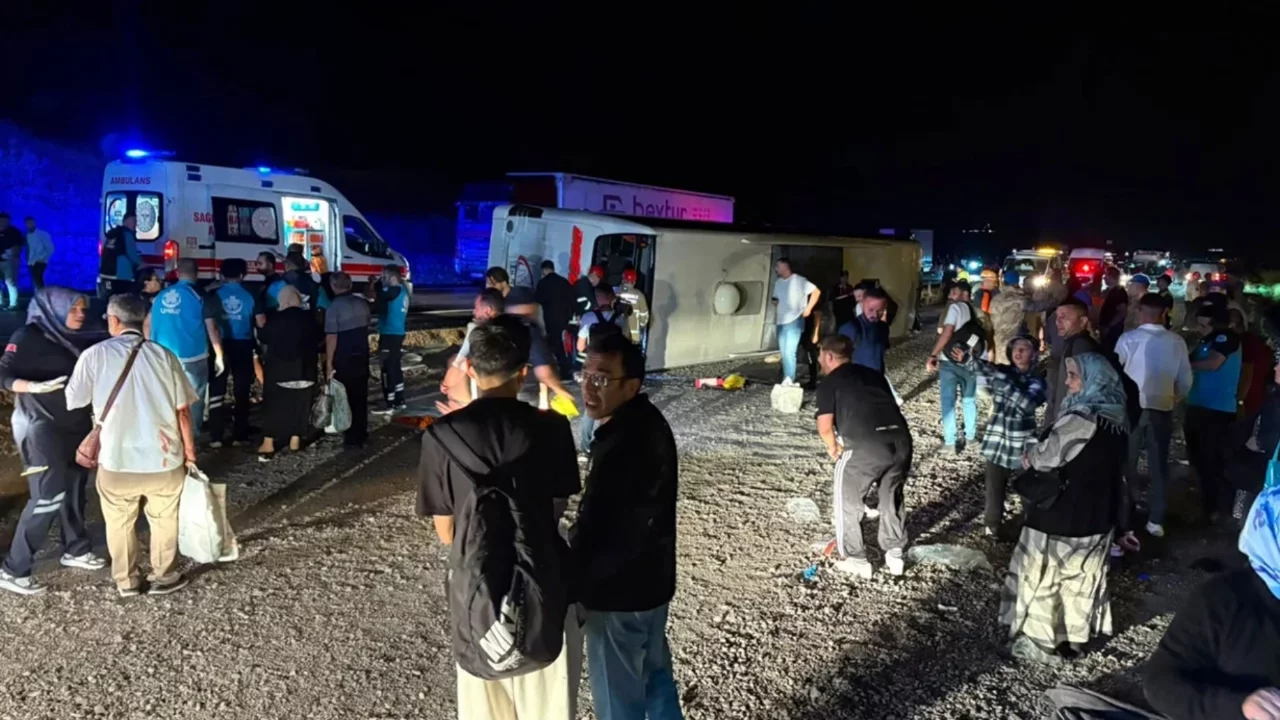 Yolcu otobüsü devrildi: 40 kişi yaralandı