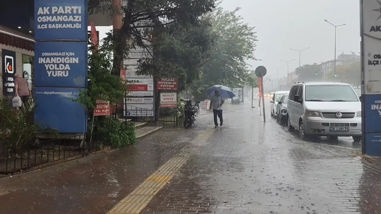 Bursa'da sağanak yağış vatandaşlara zor anlar yaşattı!