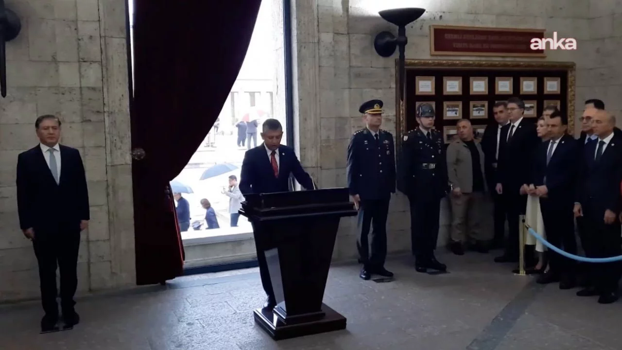 YENİ Parti'nin ilk ziyareti Anıtkabir'e: 'Kuşatılan mirasınızı koruma görevi bize emanettir'