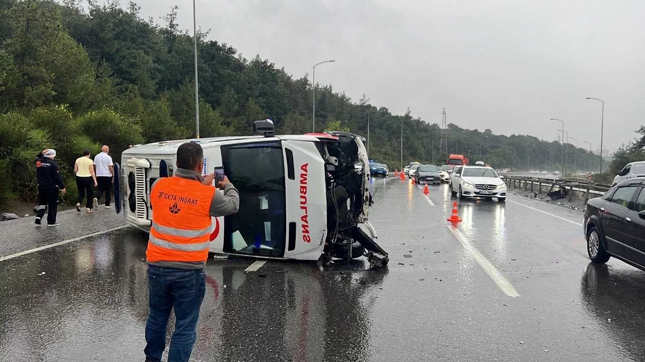 İstanbul'da bariyerlere çarpan ambulans devrildi: 1 yaralı