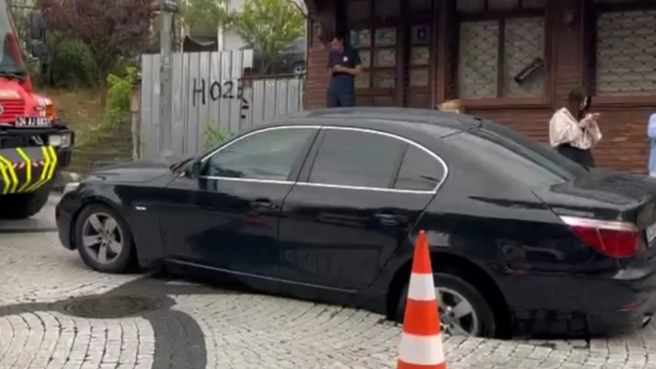 İstanbul'da seyir halinde otomobil çöken yola düştü