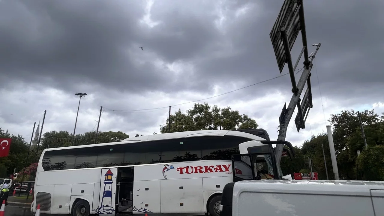 Yolcu otobüsü önce otomobile sonra levhaya çarptı! 30 yaralı...