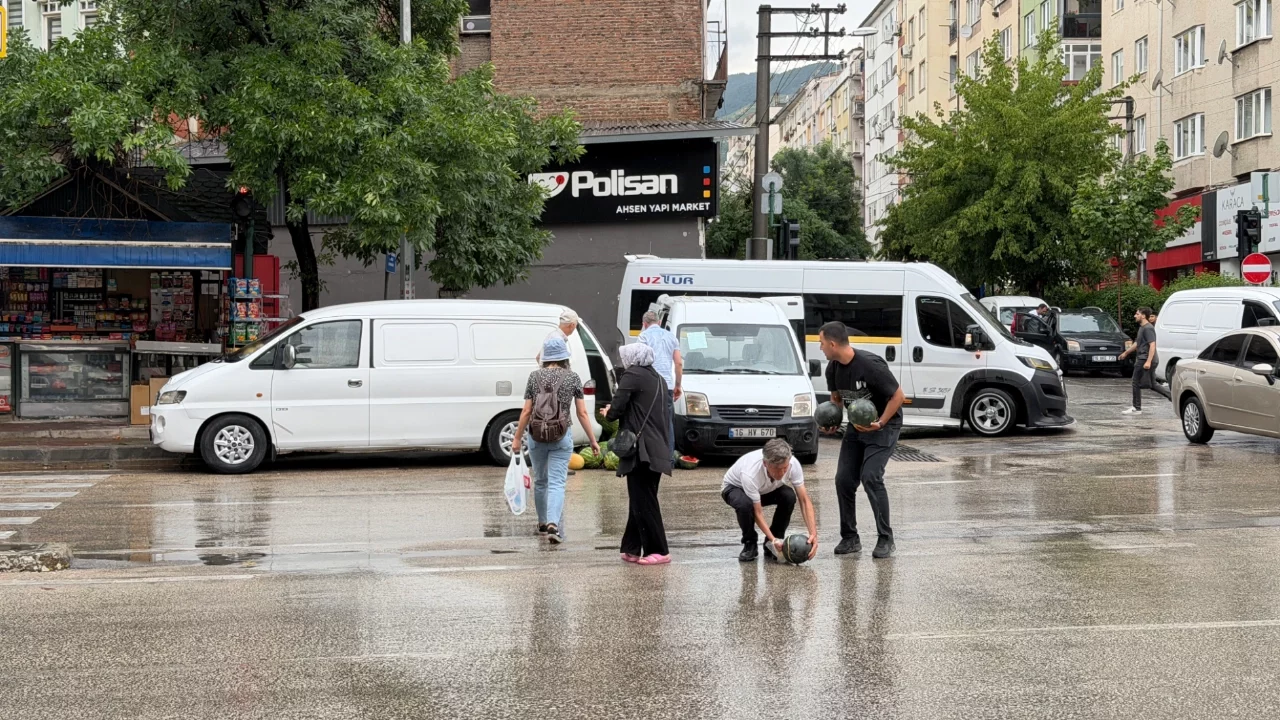 Bursa'da kamyonetin arka kapağı açılınca karpuzlar yola saçıldı