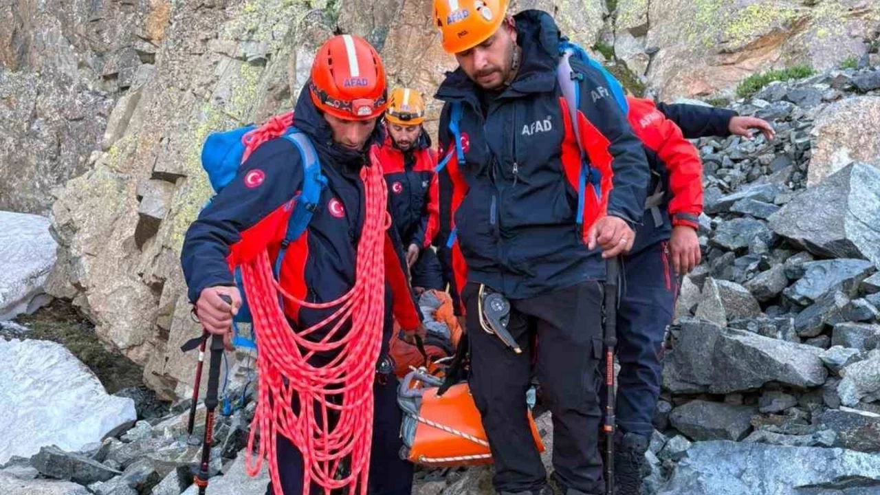 Kaçkar Dağları'na tırmanış sırasında yaralanan dağcı kurtarıldı