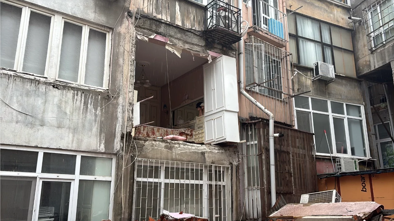 İstanbul'da binanın duvarı çöktü: Mahalleli deprem oldu zannetti