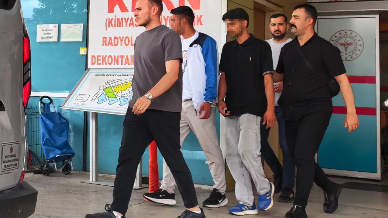Bursa'da tekme tokat dövdükleri gencin kolyesini çalıp kaçtılar