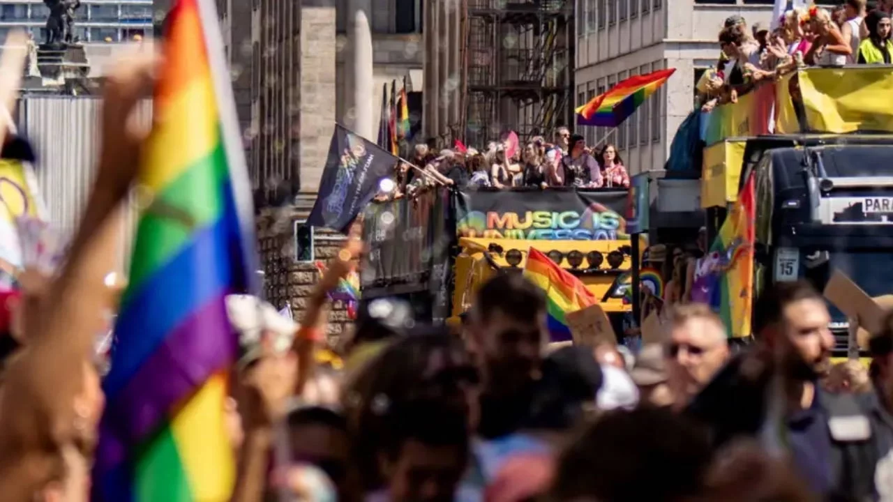 Berlin'de LGBT yürüyüşü yakınında araç kalabalığa daldı: Çok sayıda yaralı var