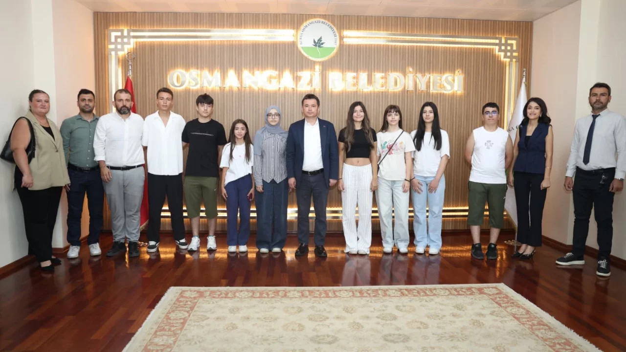 Osmangazi Belediye Başkanı Erkan Aydın başarılı öğrencileri tebrik etti