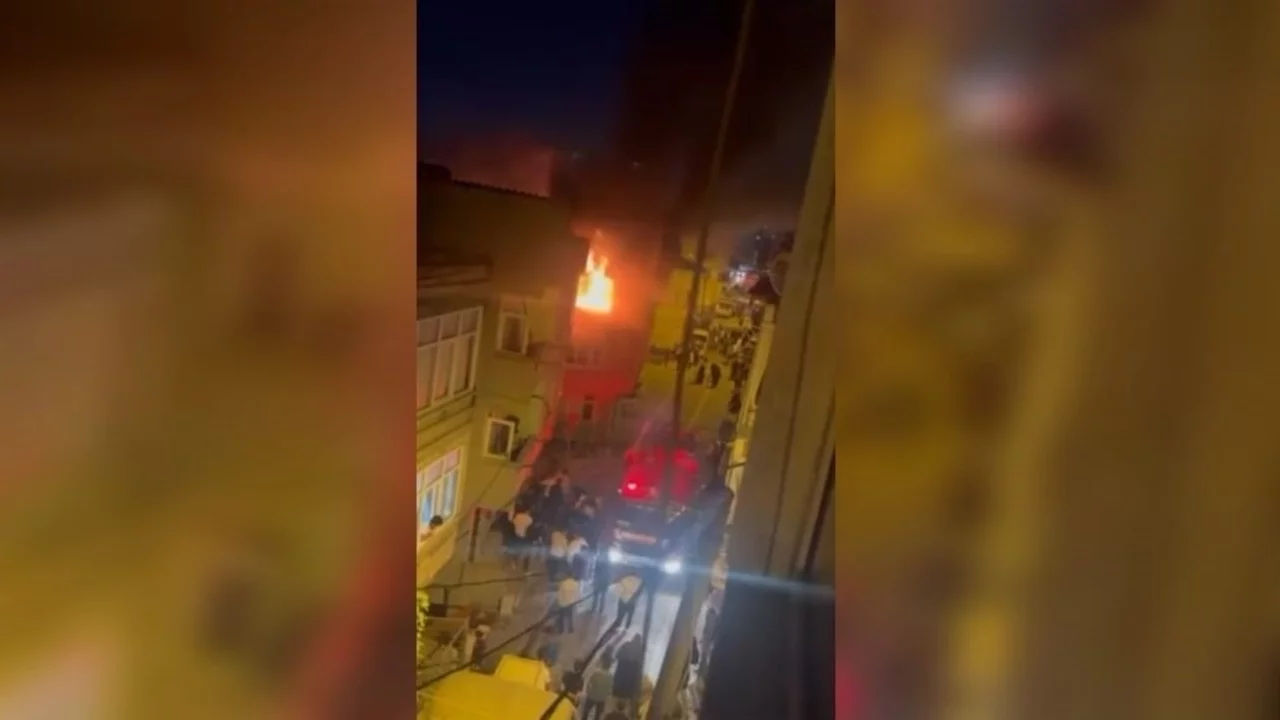 İstanbul'da metruk binada yangın paniği