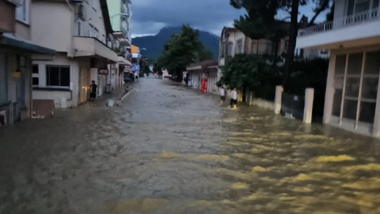 Kastamonu'yu sel vurdu: İş yerleri, evler ve araçlar su altında kaldı