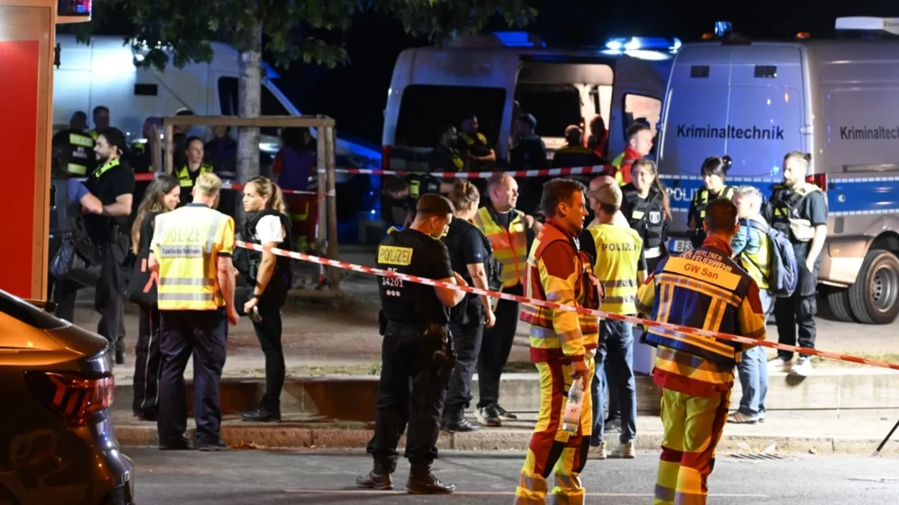 Berlin'de araç kalabalığın arasına daldı