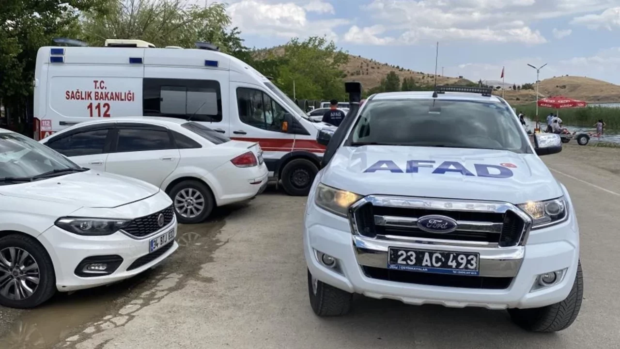 Elazığ'da Hazar Gölü'nde gezi teknesi battı