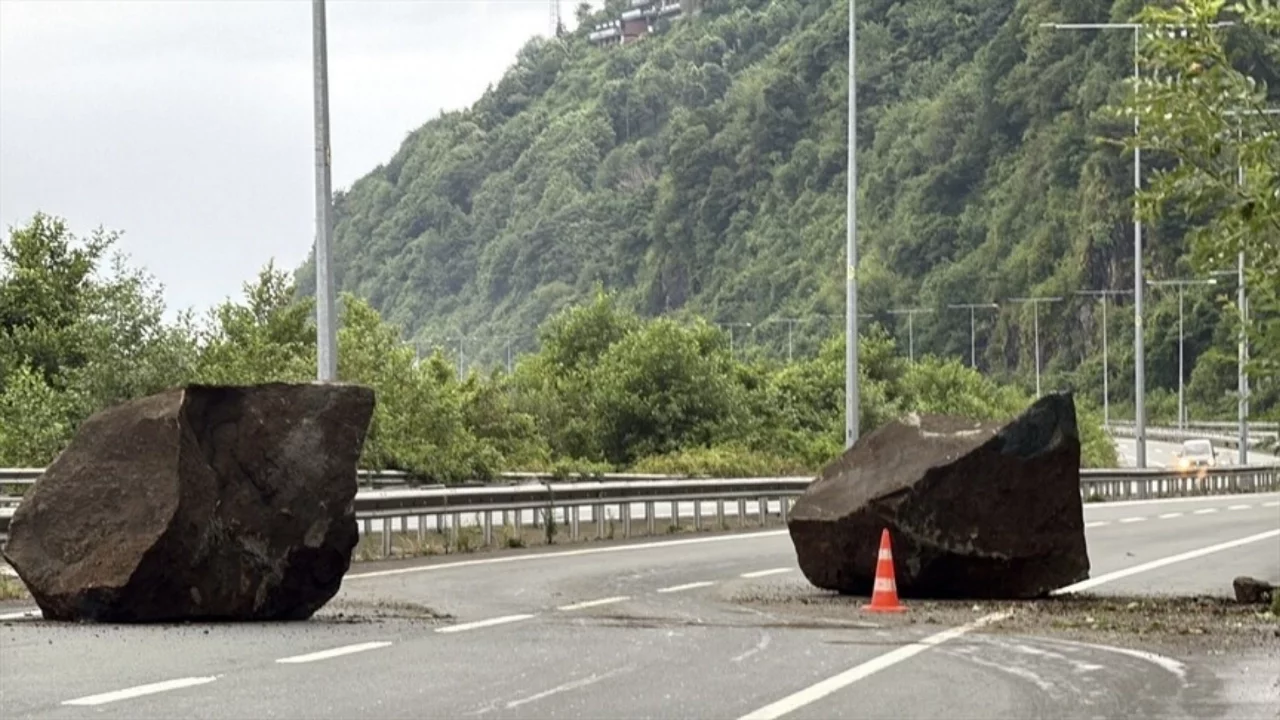 Rize'de yamaçtan kopan kaya parçaları yolu kapattı