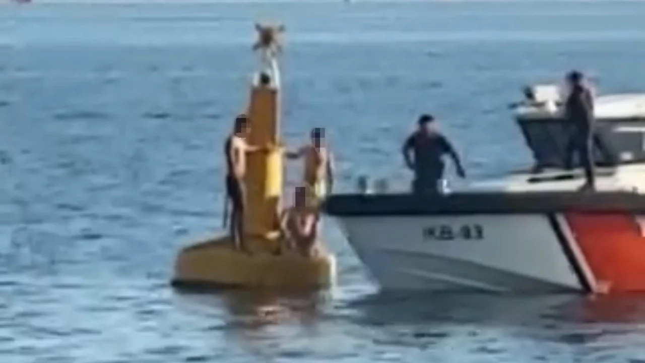 Denizde akıntıya kapılan 3 kişi deniz fenerinde yardım bekledi