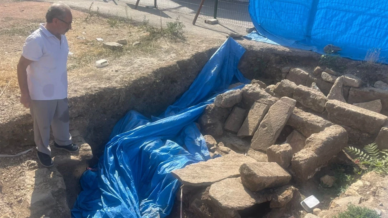 Bursa'da tarihi mezarın üzeri çakıl taşlarıyla kapatılıp otopark görünümü verildi