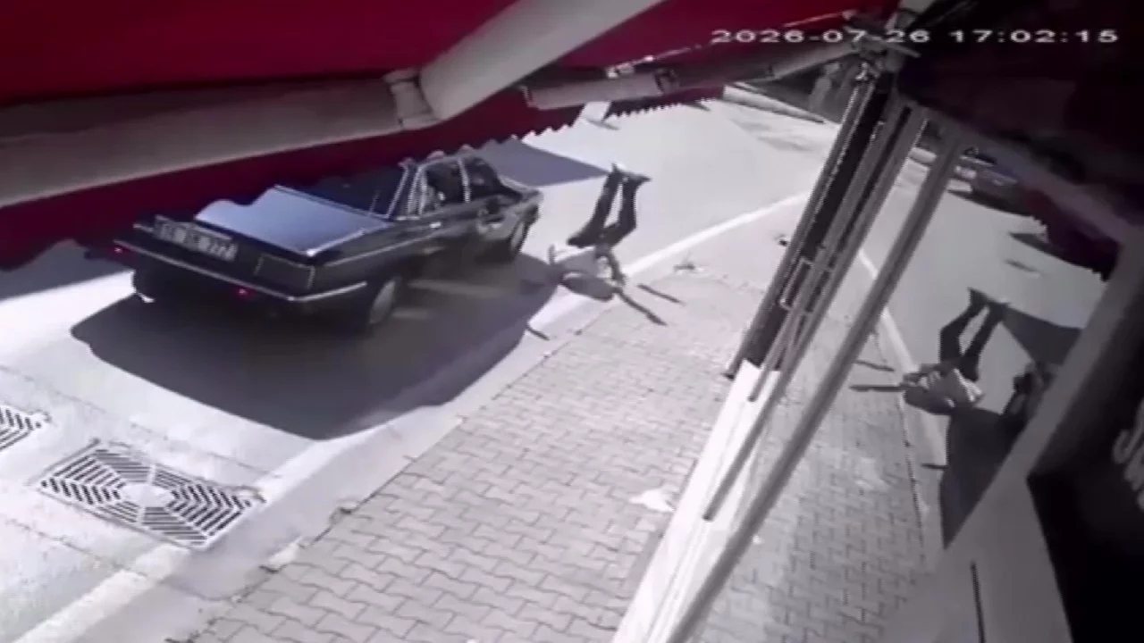 Bursa'da otomobil yayaya çarptı!  Yaya ağır yaralandı...