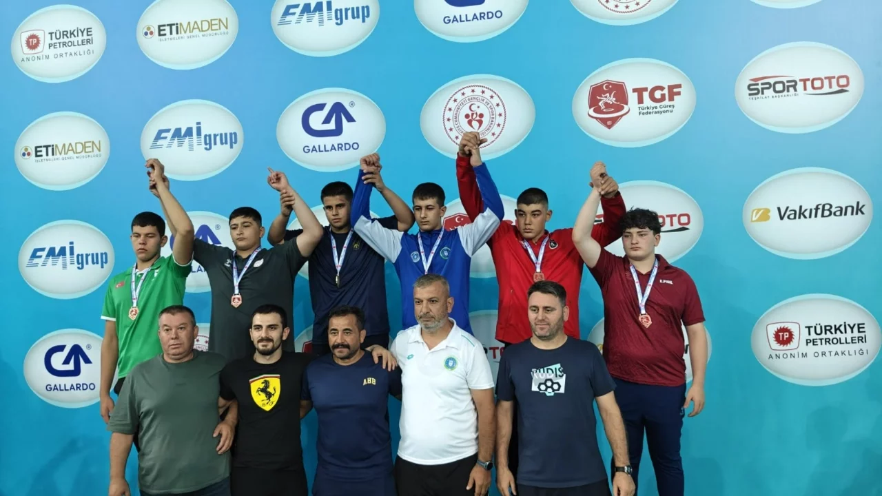 Bursa'nın minik güreşçilerinden tarihi başarı