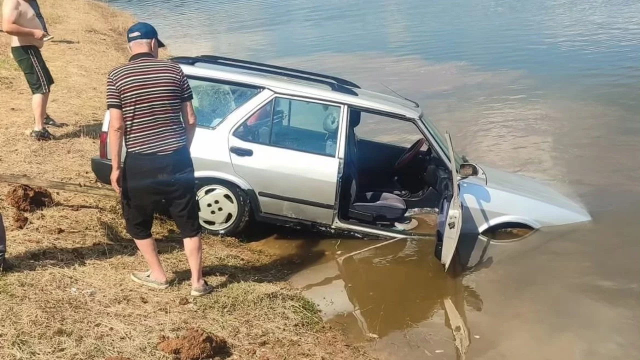 Bursa'da baraja uçan otomobili 5 metre derinliğe dalıp çıkardı