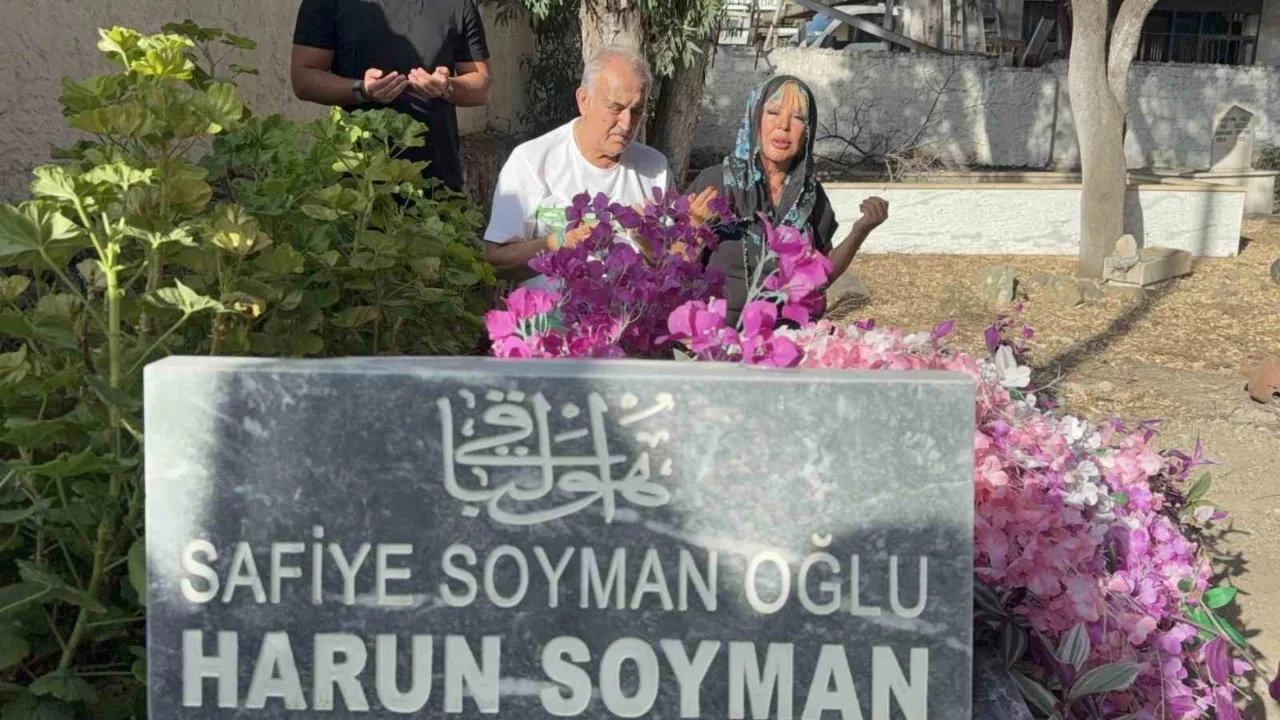Safiye Soyman oğlunu ölümünün 2'inci yılında gözyaşlarıyla andı