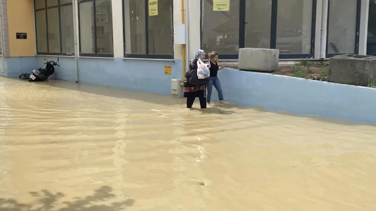 Sağanak kabusa döndü: 12 kişi tahliye edildi, 6 köy yolu ulaşıma kapandı