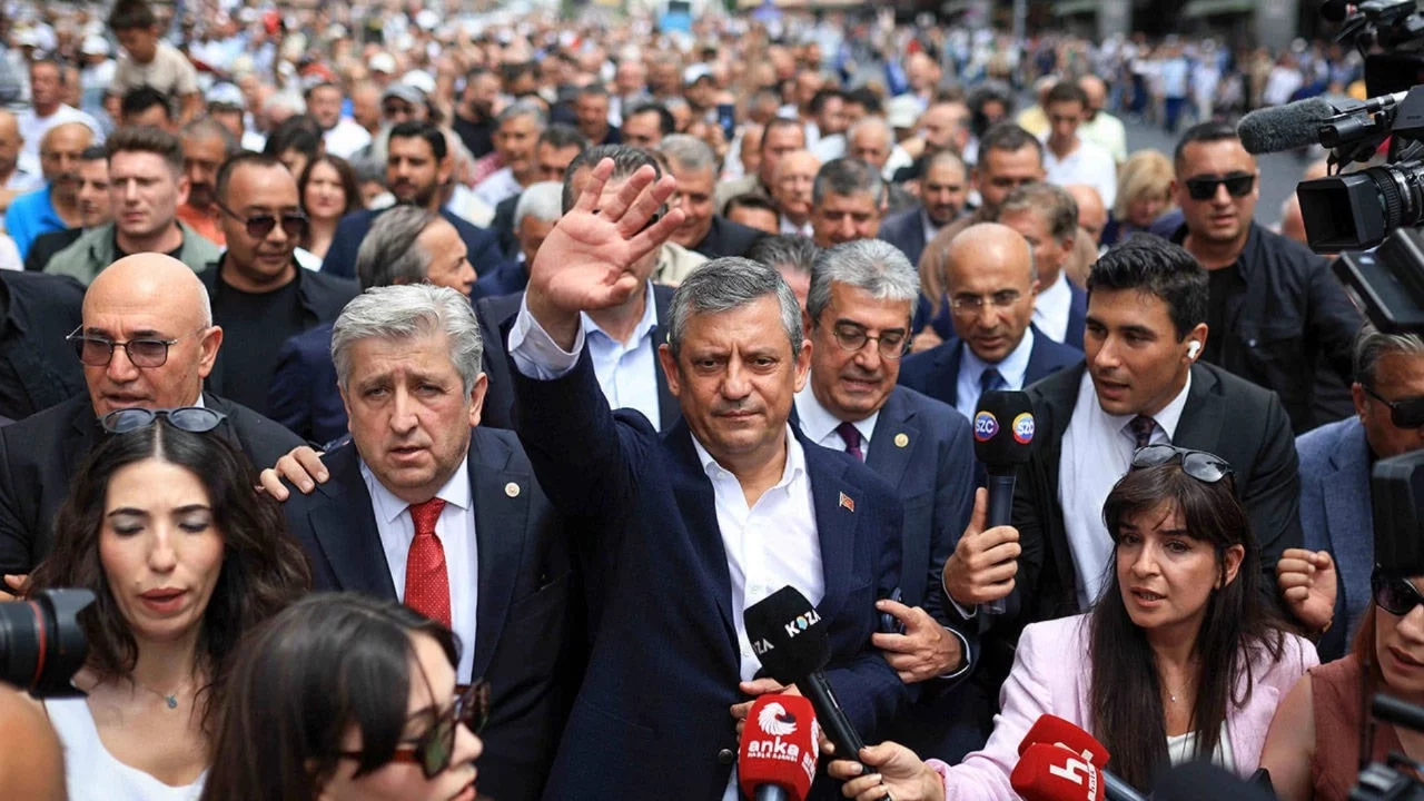CHP'li 200'e yakın belediye başkanı YENİ Parti'ye geçecek