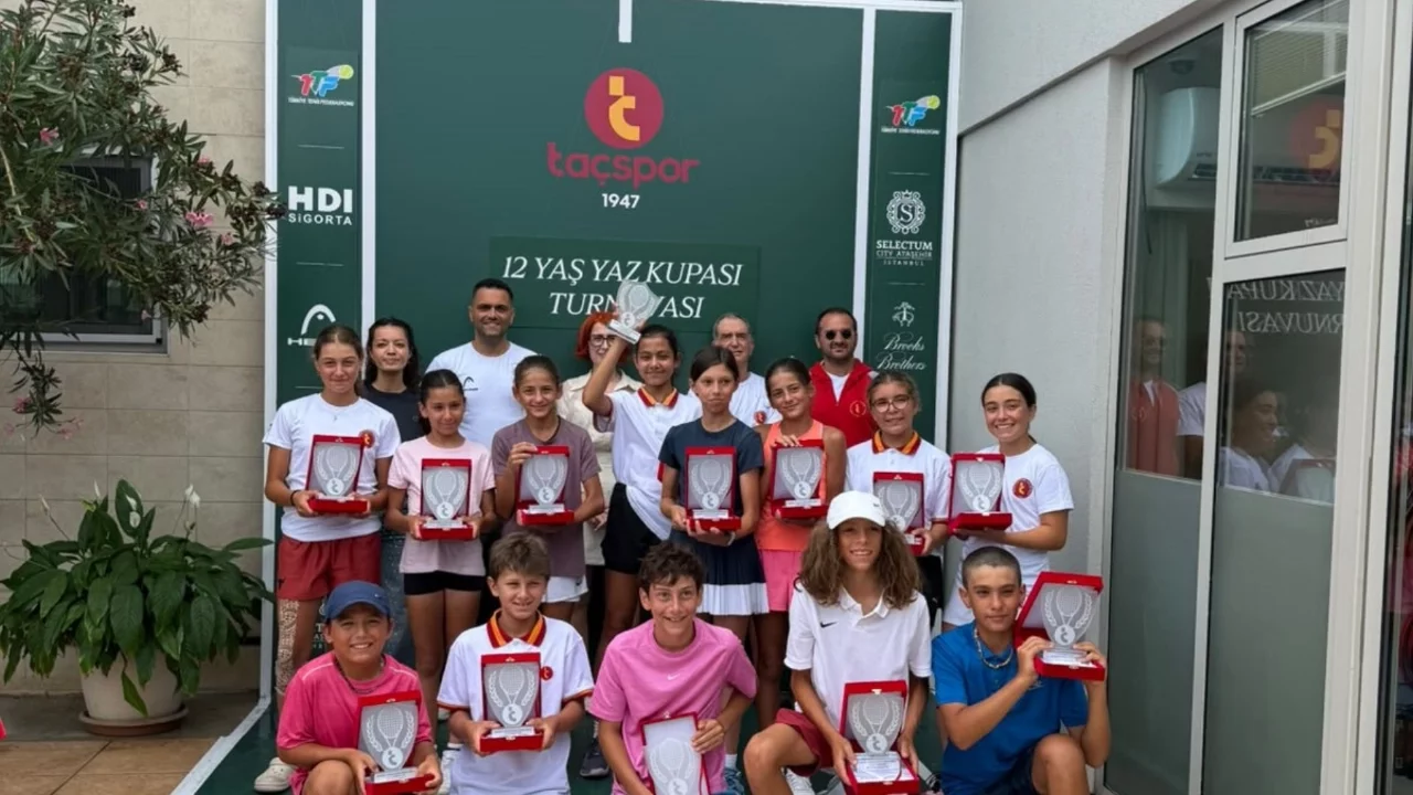 Osmangazi Belediyespor Tenis Takımı sporcusu Azra Özyardımcı'dan gururlandıran başarı