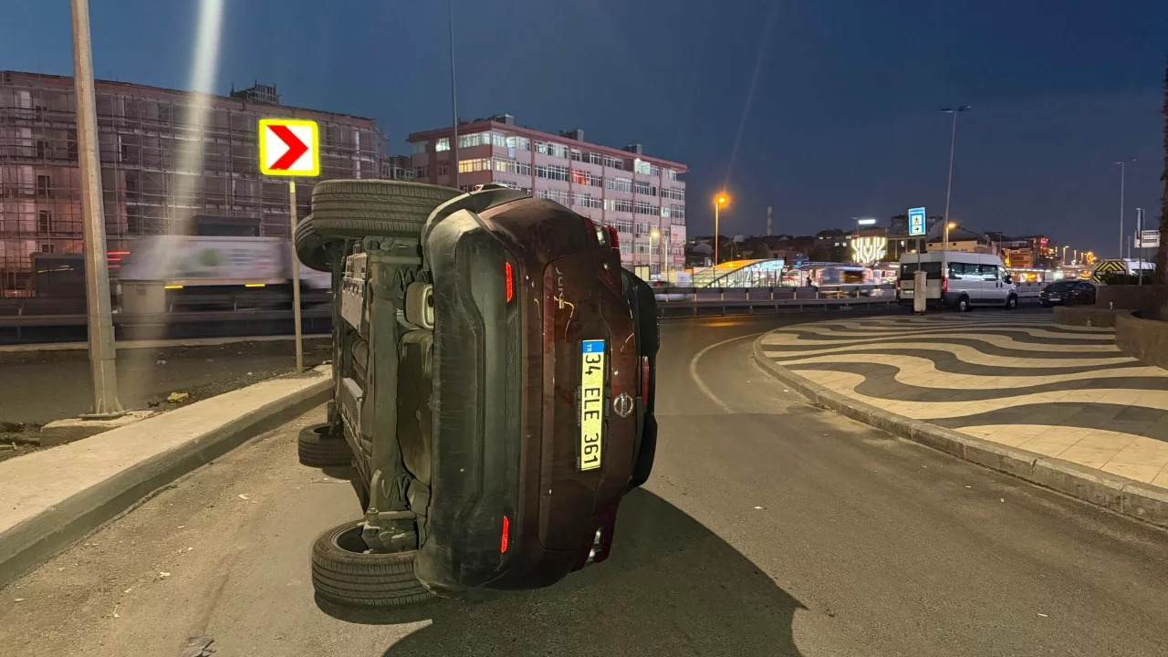 İstanbul'da otomobil refüje çarpıp devrildi: 1 yaralı