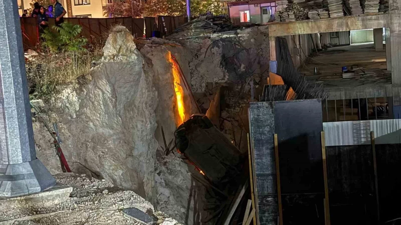 Kaza sonrası savrulan araç inşaat çukuruna uçtu: 2'si ağır 3 yaralı