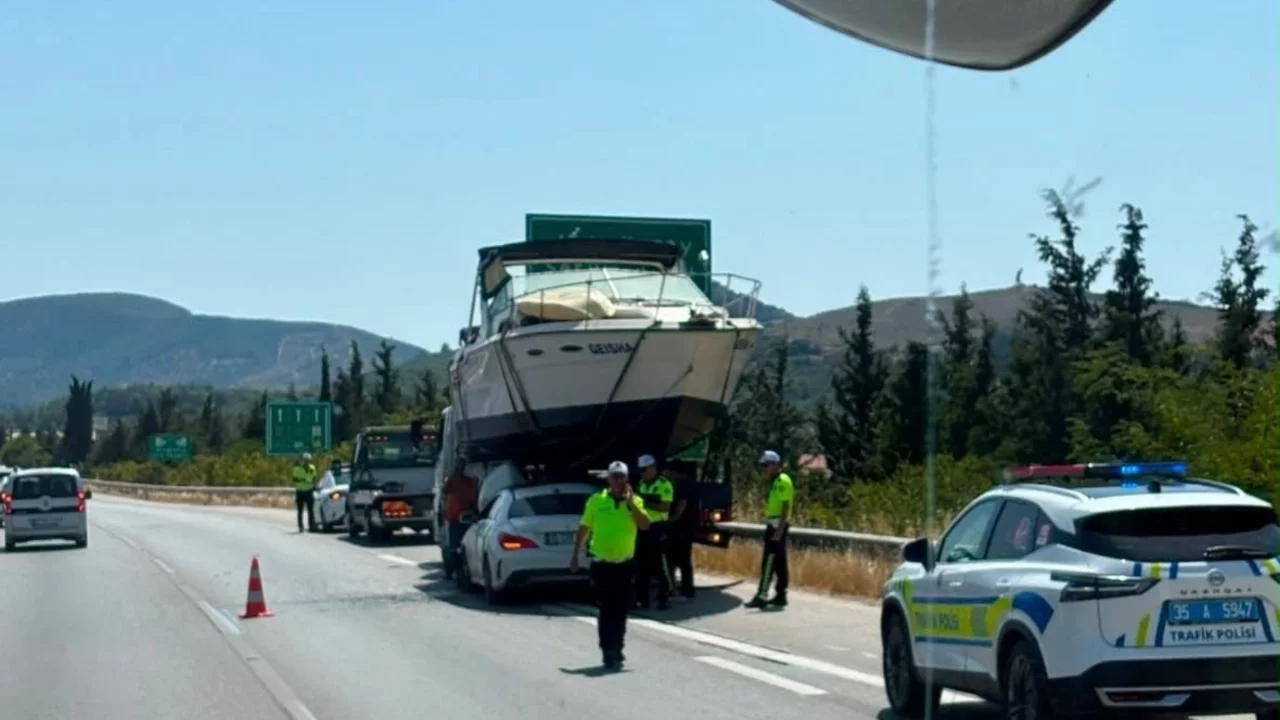 İzmir'de ilginç kaza: Otomobil teknenin altına girdi