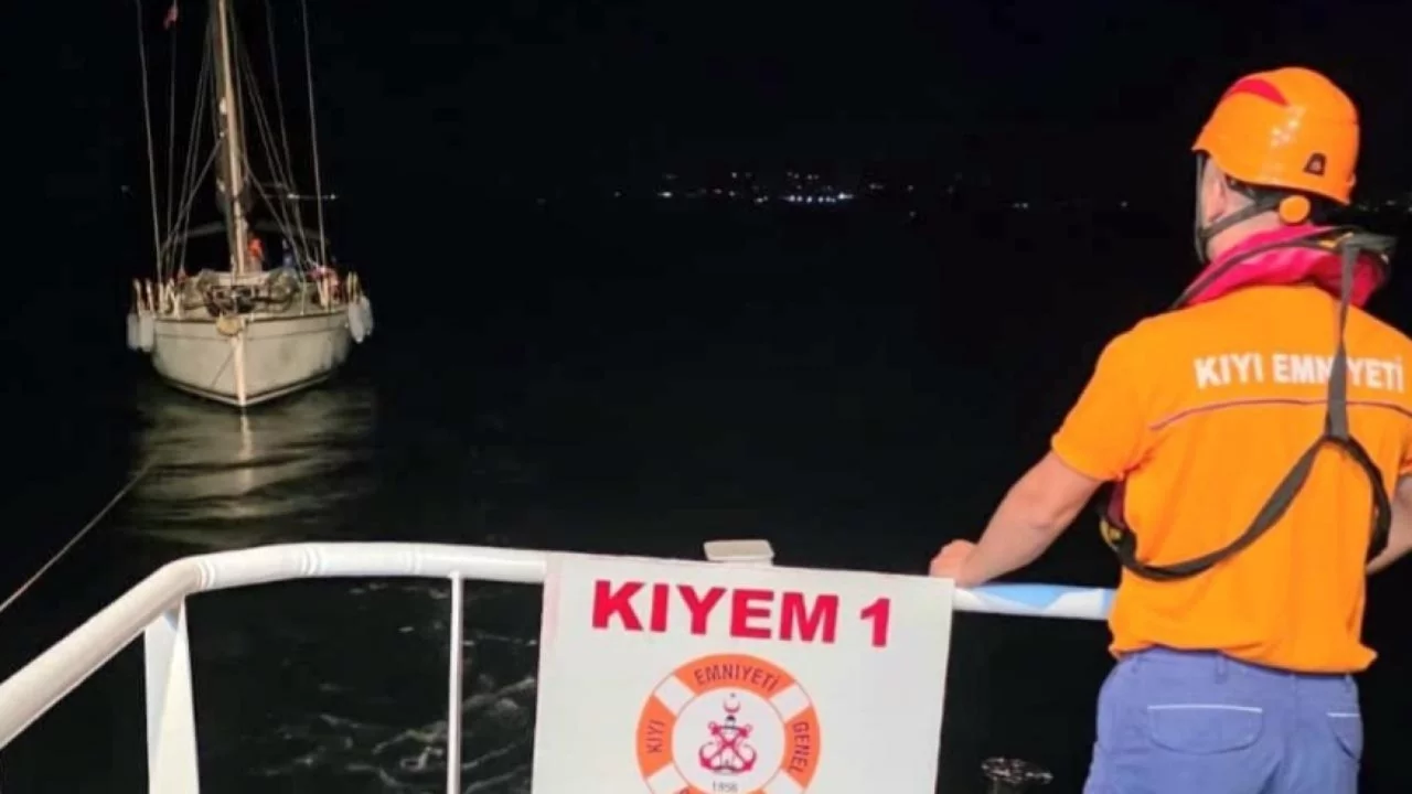 Bozcaada açıklarında arızalanan tekne kurtarıldı