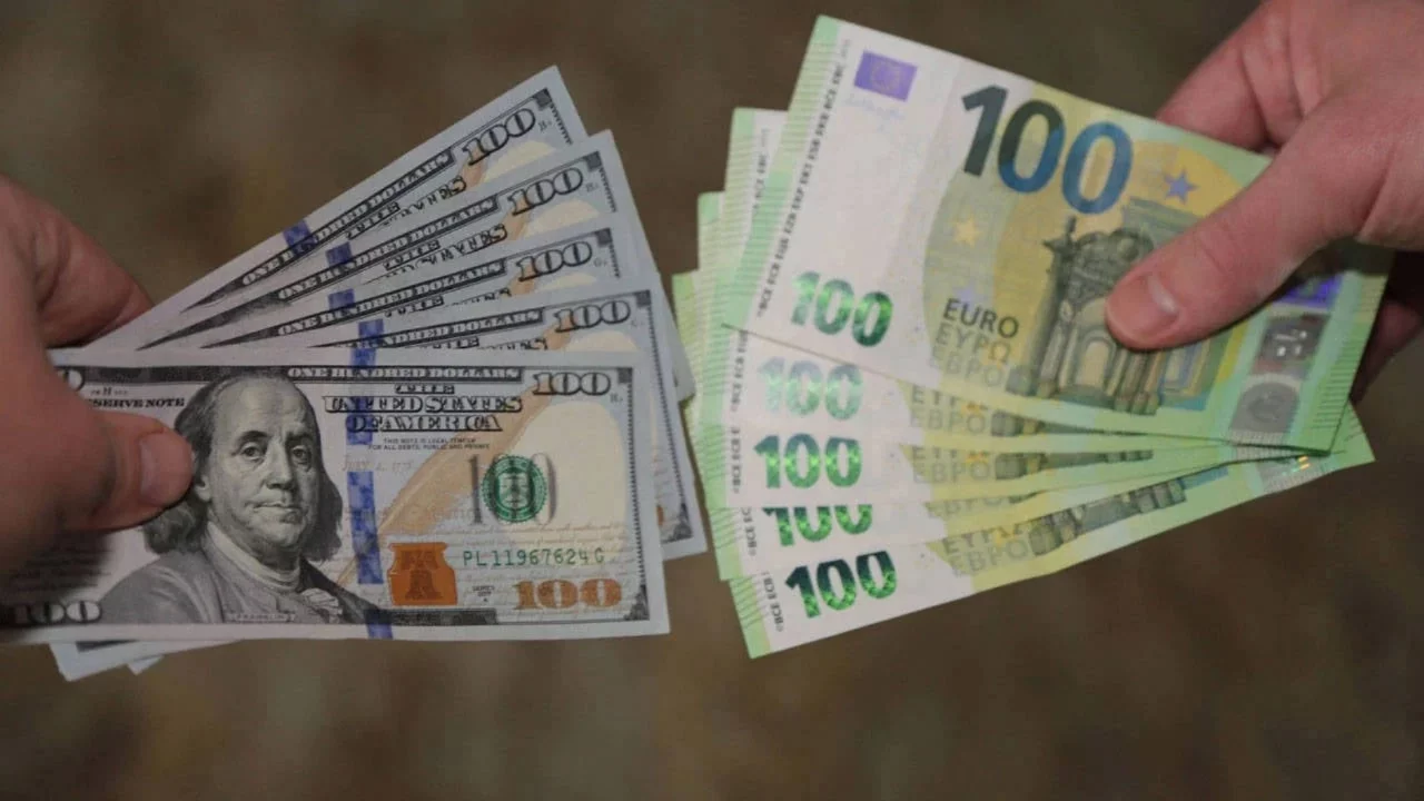 Dolar yükseldi, euro yatay kaldı
