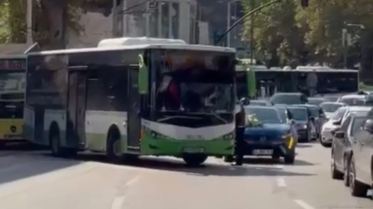 Bursa'da düğün konvoyunun önünü otobüs kesti