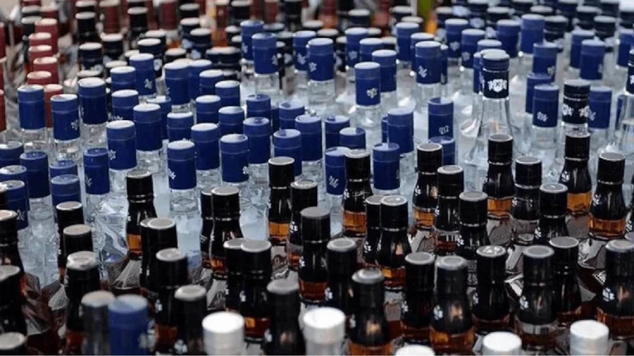Türkiye genelinde kaçakçılık operasyonları: Yarım milyon litre sahte içki ele geçirildi, 3,5 mily...