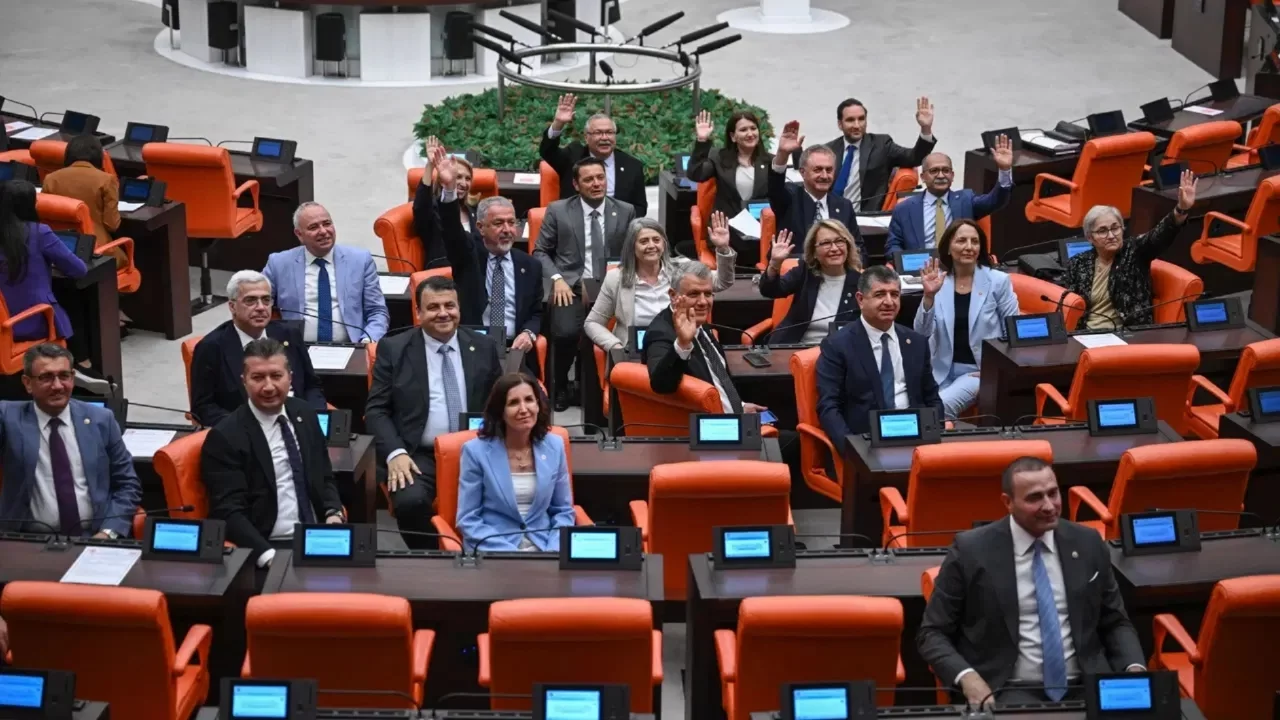 Meclis'te oturma düzeni değişti: TBMM Genel Kurulu, 7 siyasi parti grubuyla toplandı