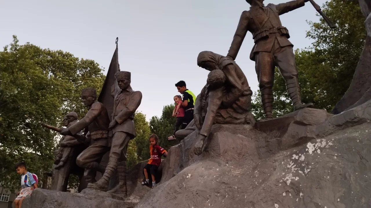 Bursa'da Atatürk heykelinde mahsur kalan çocuğu polis kurtardı