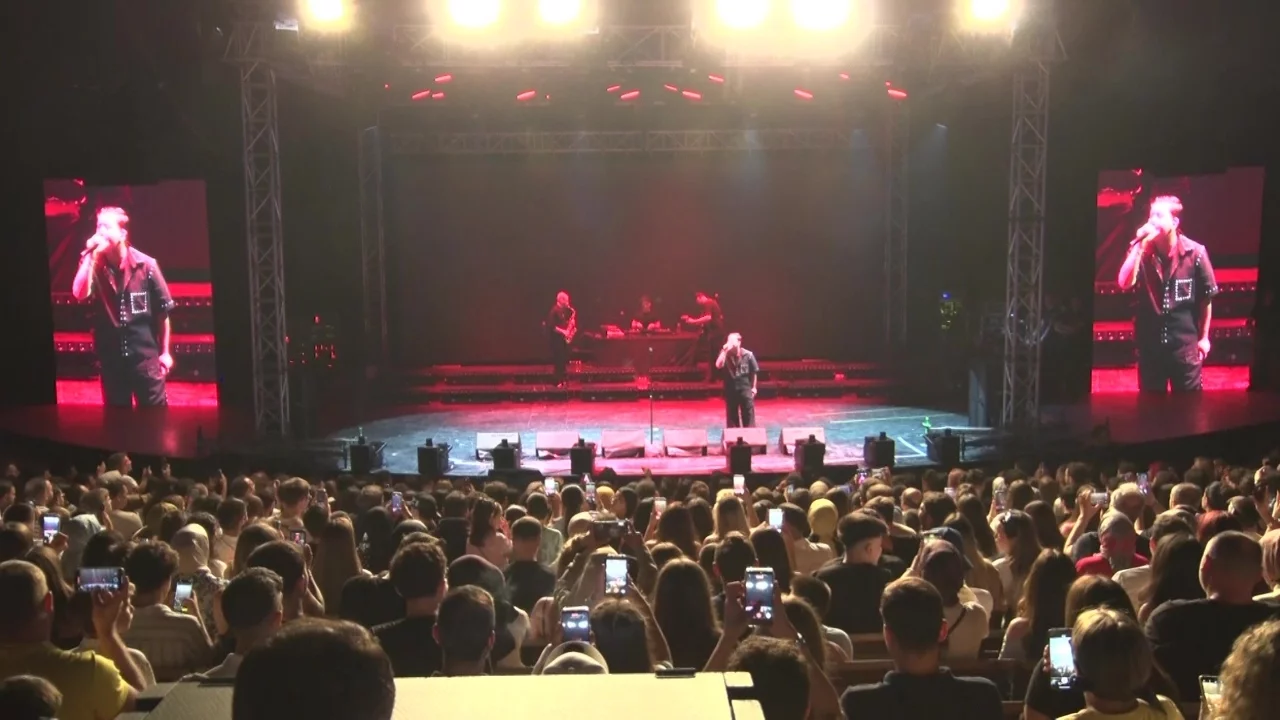Bursa Festivali'nde sahne alan Poizi, hayranlarını coşturdu
