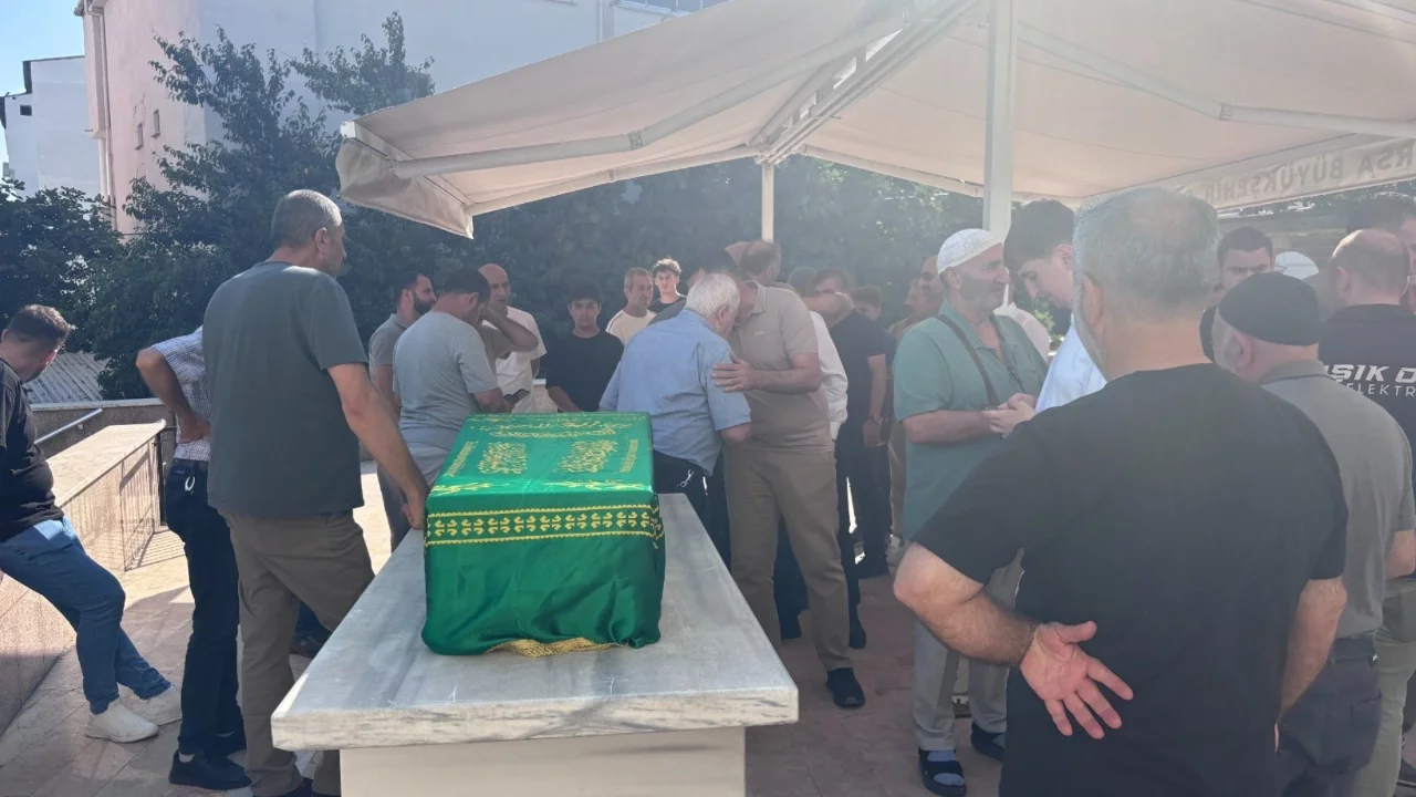 Trafik kazasında hayatını kaybeden minik Kerem Ali Bursa'da son yolculuğuna uğurlandı