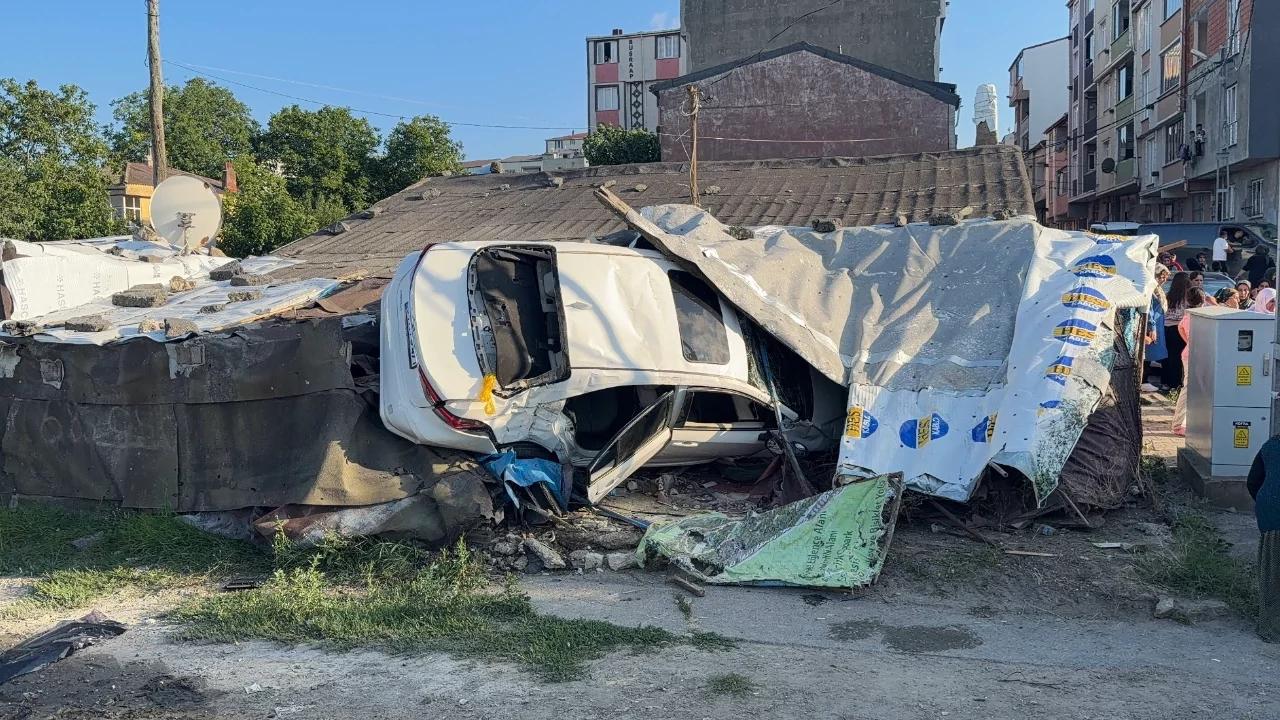 Kontrolden çıkan otomobil eve daldı: 5 yaralı