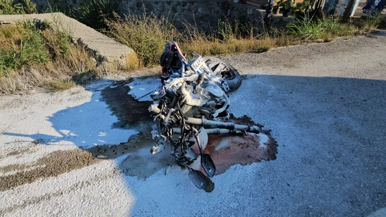 Otomobille çarpışan motosikletin sürücüsü öldü