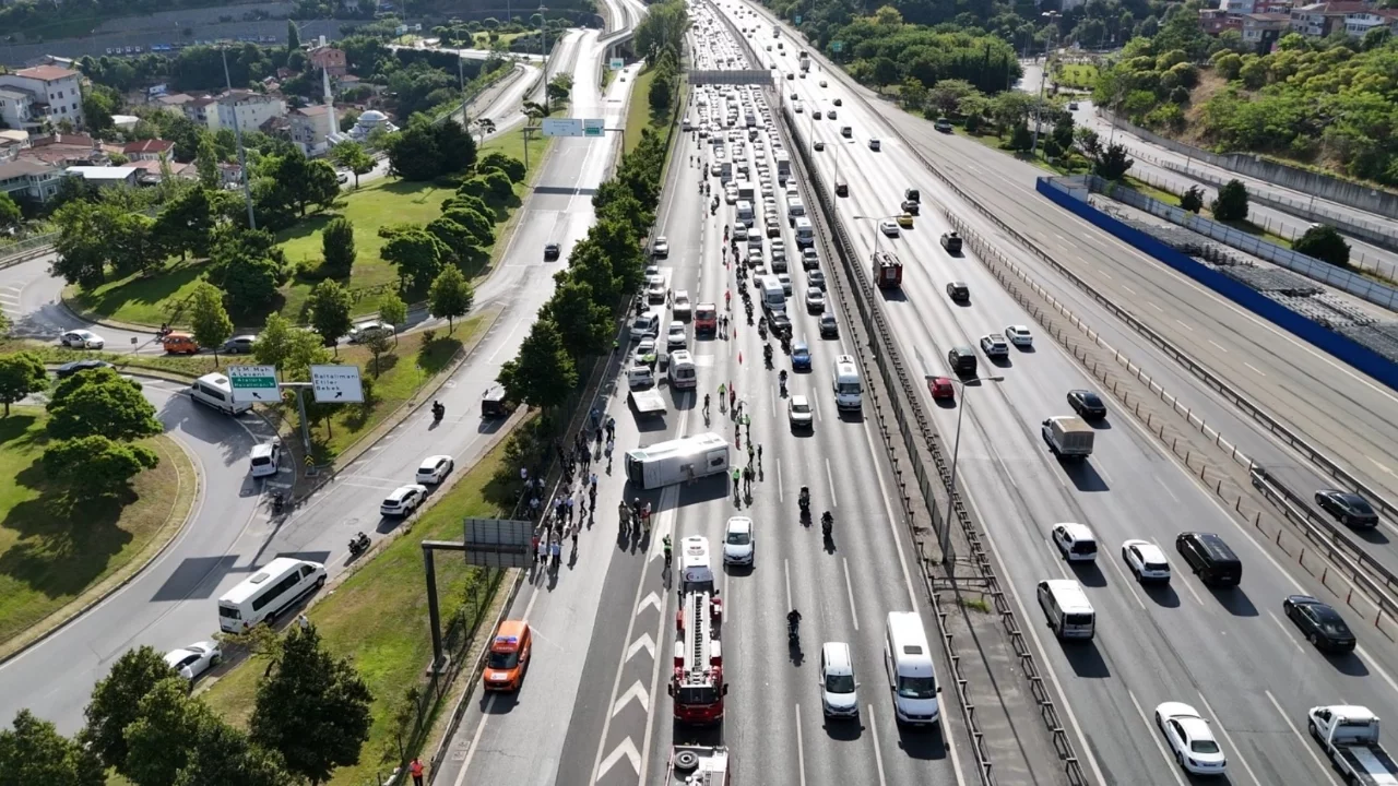 FSM köprü çıkışında banka personelini taşıyan midibüs devrildi: 21 yaralı