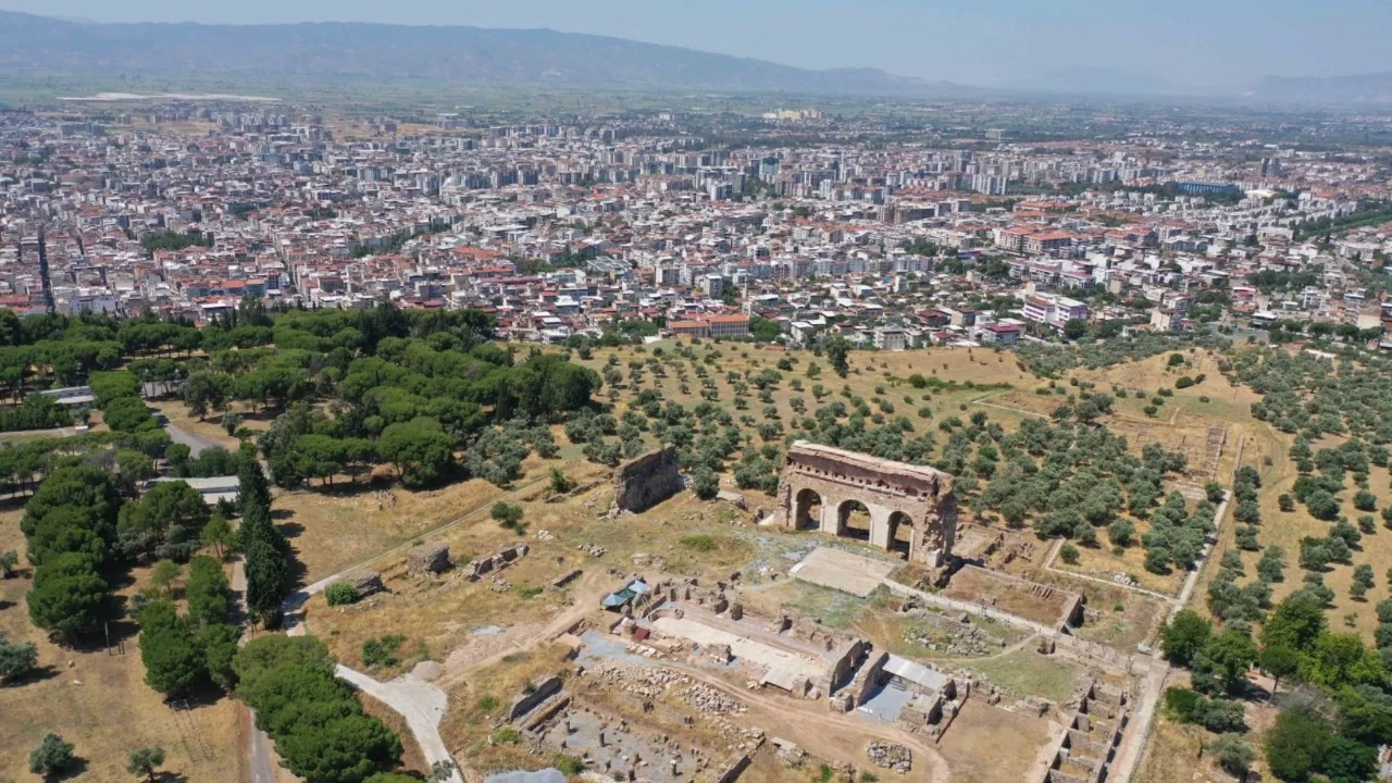 Aydın'daki Tralleis Antik Kenti'nde ortaya çıkarıldı; 2 bin yıllık salon!