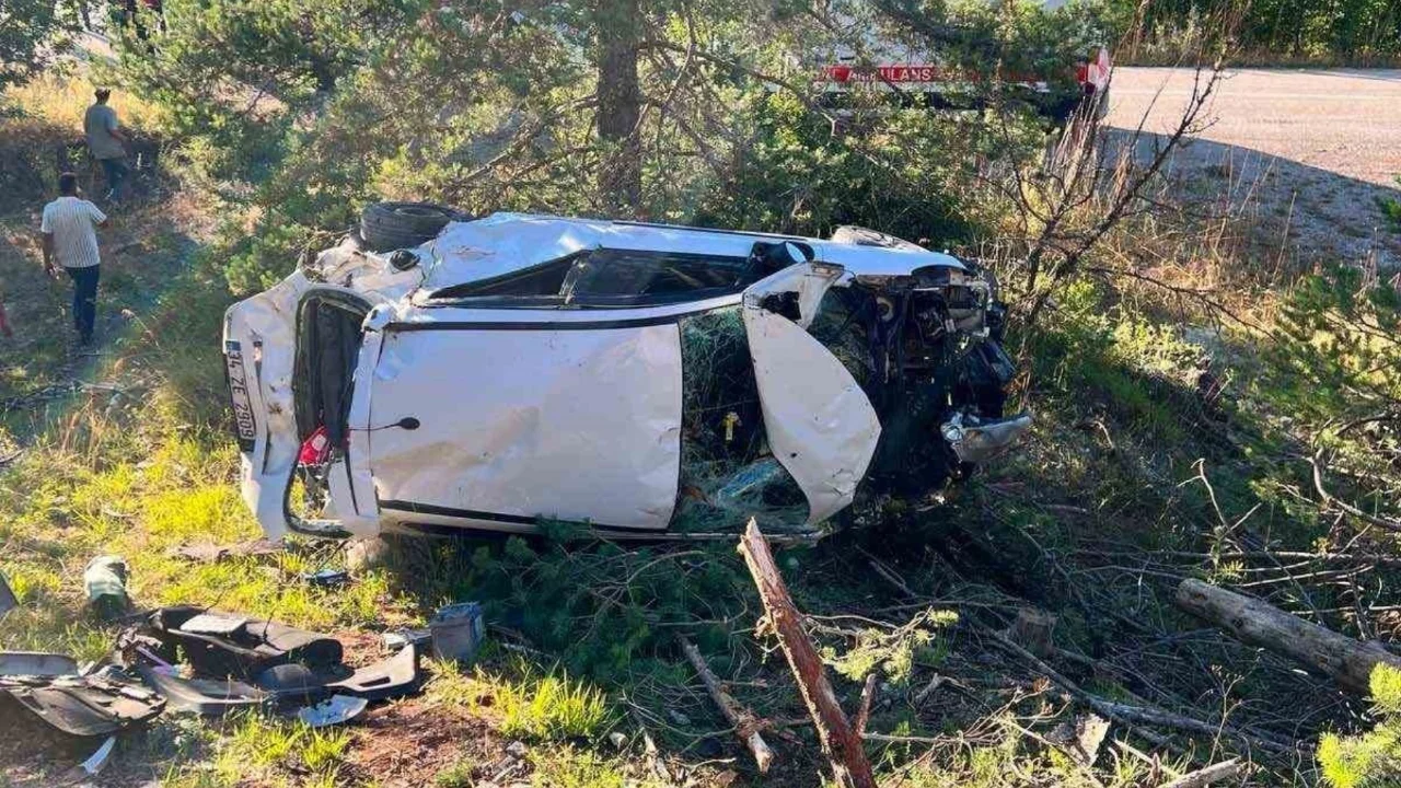 Kastamonu'da otomobil şarampole yuvarlandı: 5 kişi yaralandı