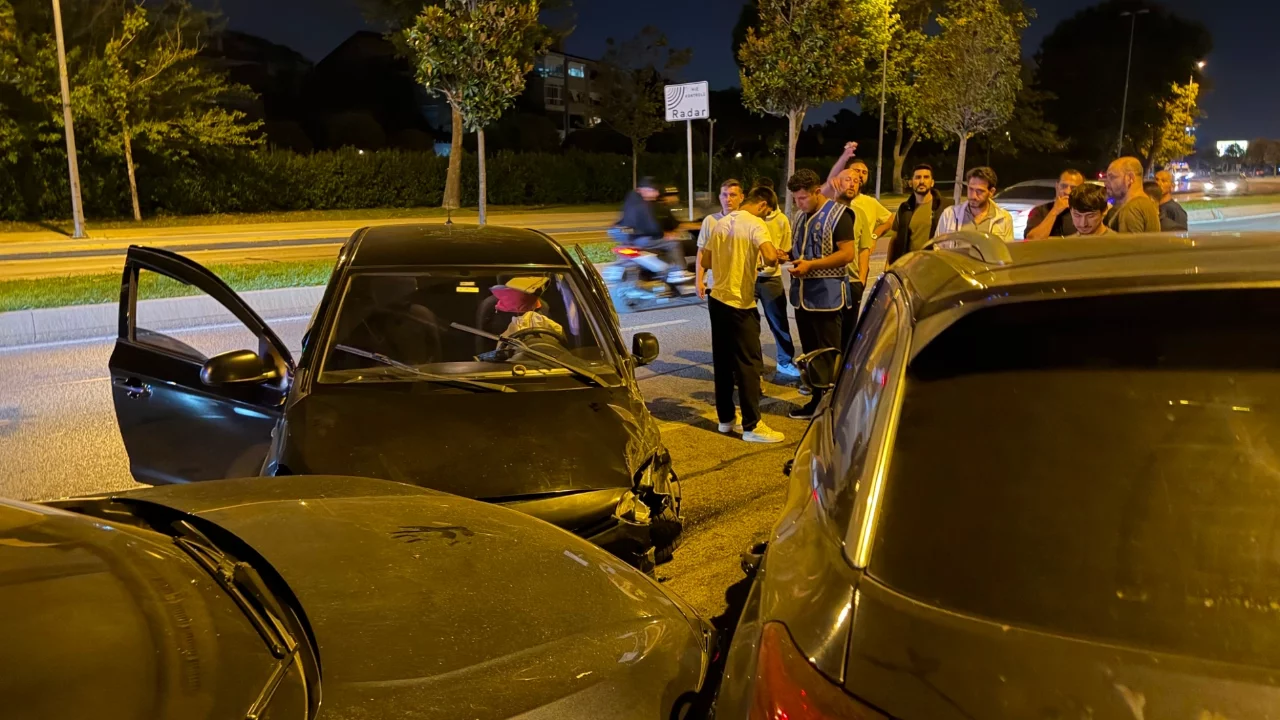 Ters yöne giren otomobil, park halindeki iki araca çarptı: 1 yaralı