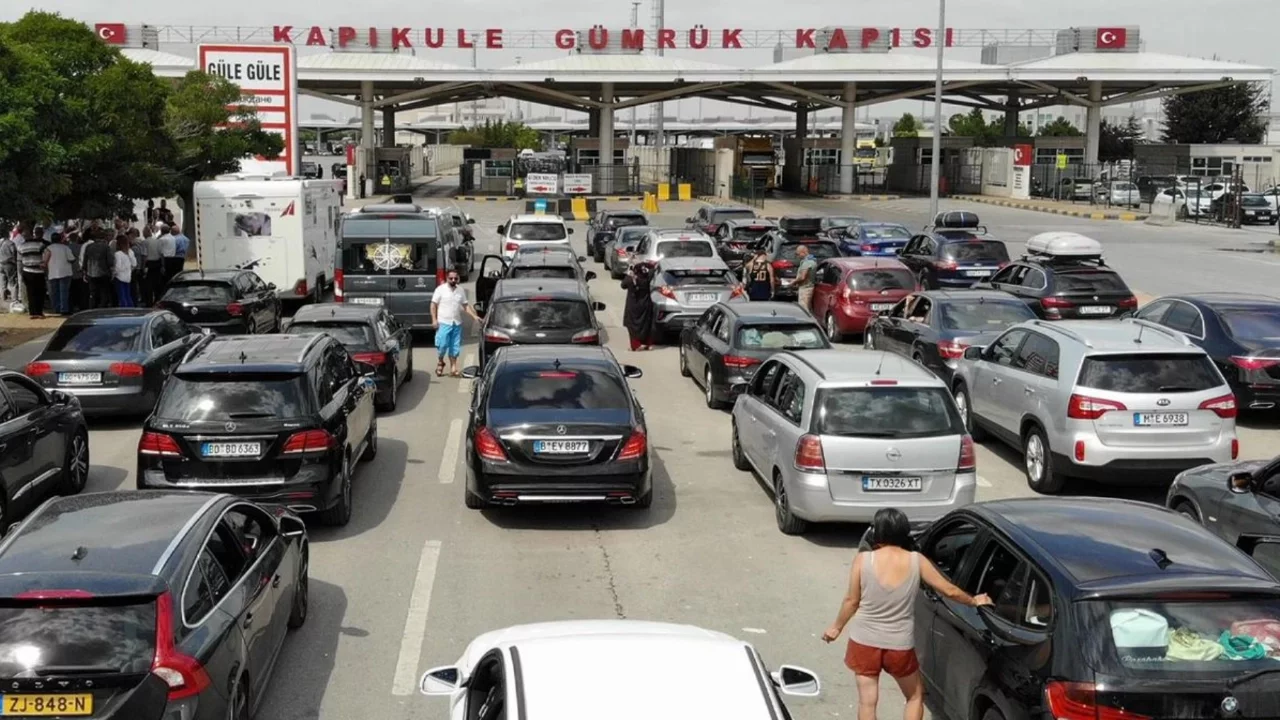 Yabancı plakalı araçlar için yeni düzenleme: Borcunu ödemeyen sınırdan geçemeyecek