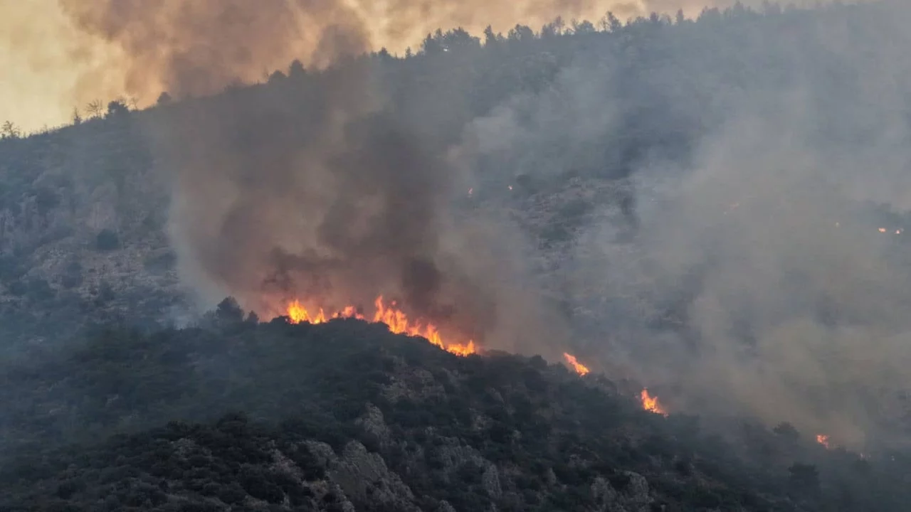 Kaş'taki orman yangını ikinci gününde